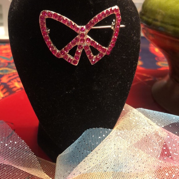 Pretty Costume jewellery brooch - pink rhinestones in silver setting - Picture 2 of 4